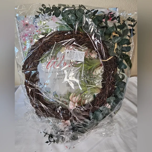 Faux Floral Wreath with Cream and Pink Accents NIB - Picture 2 of 4